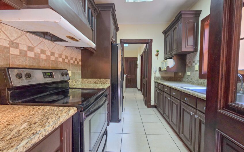 Condo de 4 habit. + de servicio en Jaboncillos Escazú