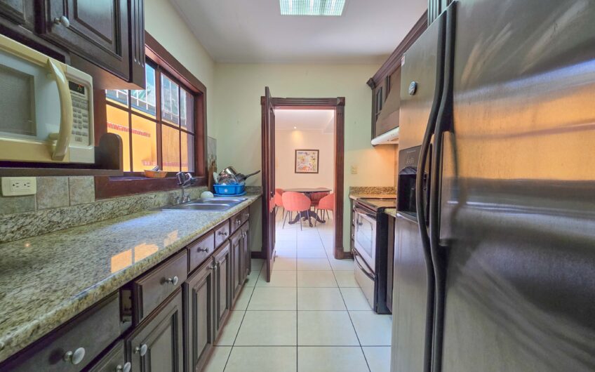 Condo de 4 habit. + de servicio en Jaboncillos Escazú