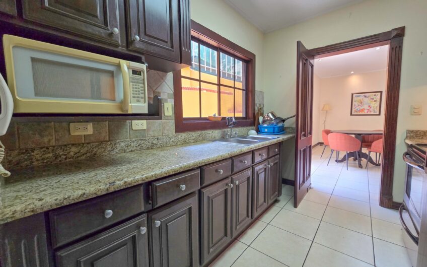 Condo de 4 habit. + de servicio en Jaboncillos Escazú