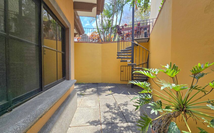 Condo de 4 habit. + de servicio en Jaboncillos Escazú