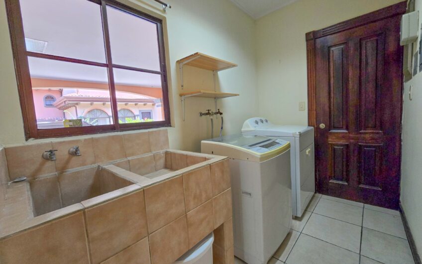 Condo de 4 habit. + de servicio en Jaboncillos Escazú