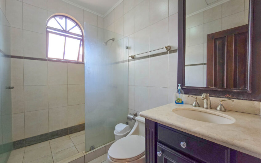 Condo de 4 habit. + de servicio en Jaboncillos Escazú