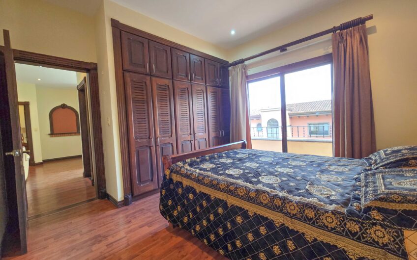 Condo de 4 habit. + de servicio en Jaboncillos Escazú