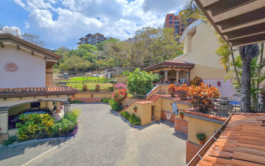 Condo de 4 habit. + de servicio en Jaboncillos Escazú