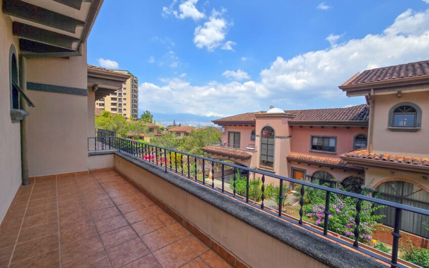 Condo de 4 habit. + de servicio en Jaboncillos Escazú