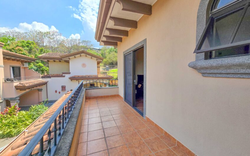 Condo de 4 habit. + de servicio en Jaboncillos Escazú