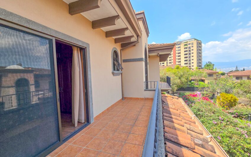 Condo de 4 habit. + de servicio en Jaboncillos Escazú