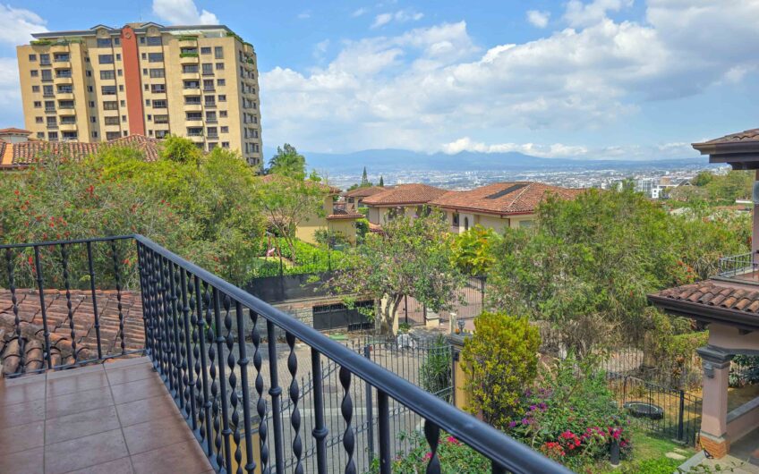 Condo de 4 habit. + de servicio en Jaboncillos Escazú