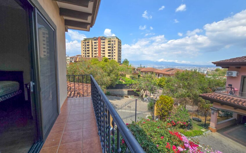 Condo de 4 habit. + de servicio en Jaboncillos Escazú