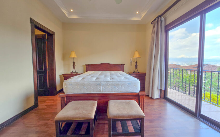 Condo de 4 habit. + de servicio en Jaboncillos Escazú