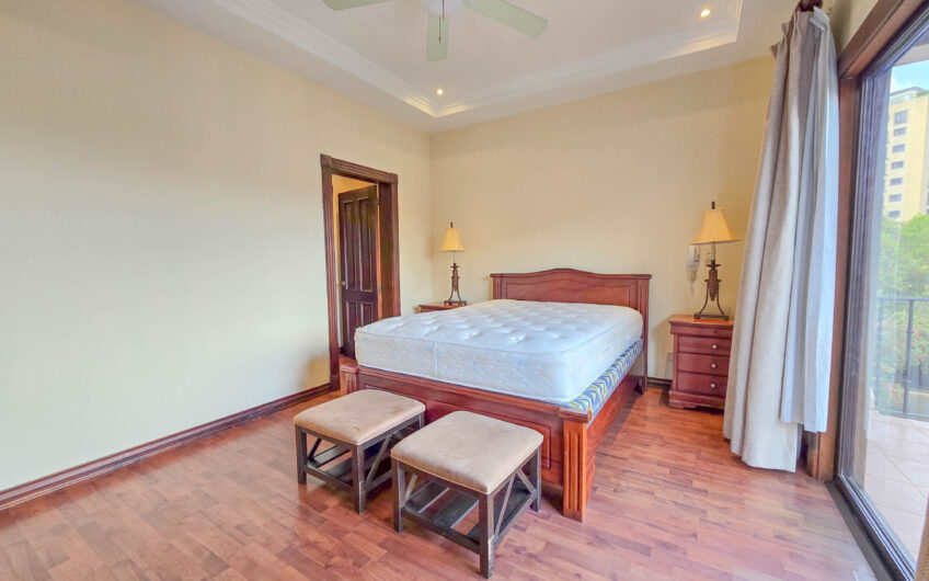 Condo de 4 habit. + de servicio en Jaboncillos Escazú