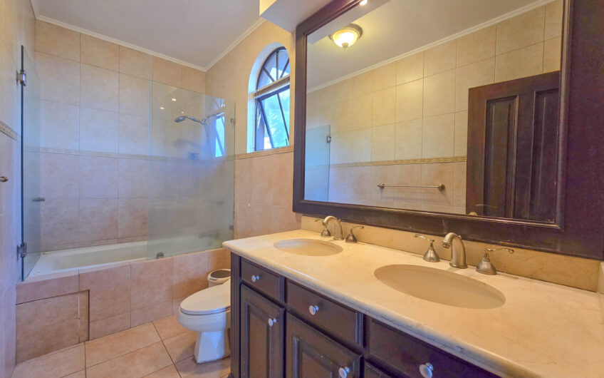 Condo de 4 habit. + de servicio en Jaboncillos Escazú