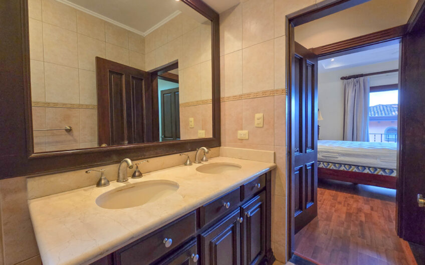 Condo de 4 habit. + de servicio en Jaboncillos Escazú