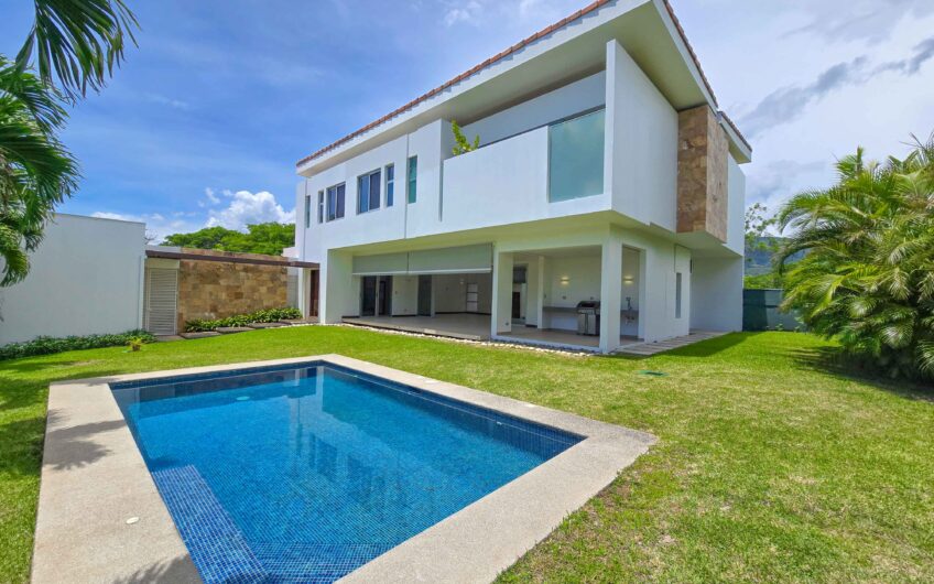 Valle del Sol Lindora Santa Ana! Casa contemporánea con piscina privada