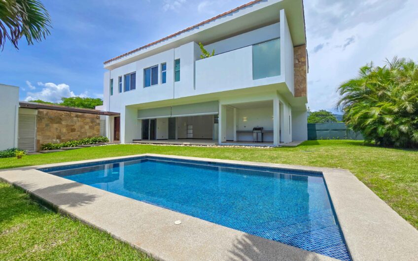 Valle del Sol Lindora Santa Ana! Casa contemporánea con piscina privada