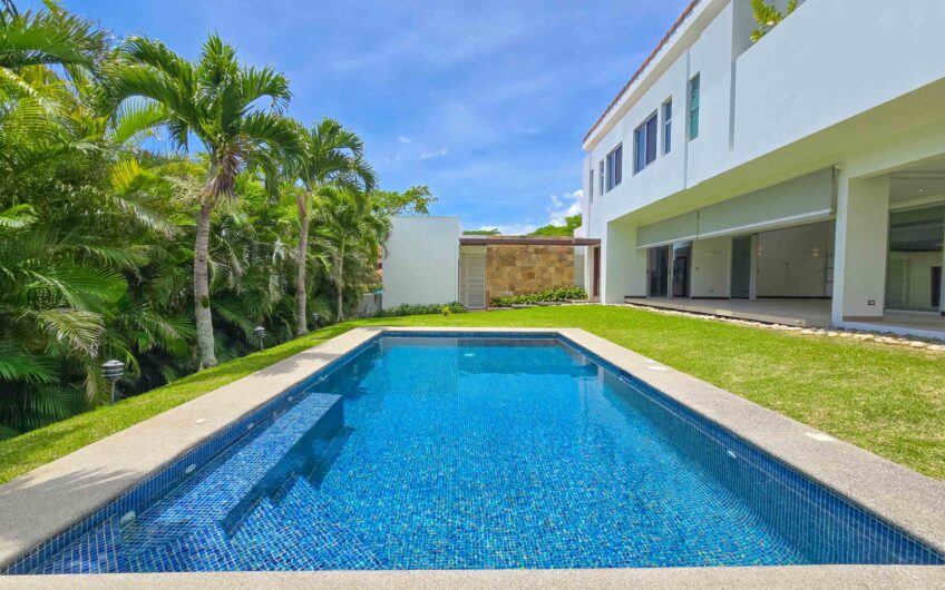 Valle del Sol Lindora Santa Ana! Casa contemporánea con piscina privada