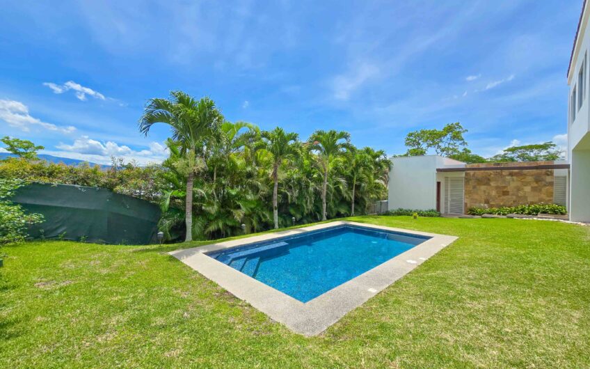 Valle del Sol Lindora Santa Ana! Casa contemporánea con piscina privada