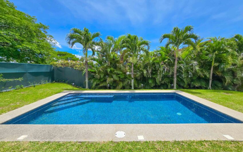 Valle del Sol Lindora Santa Ana! Casa contemporánea con piscina privada