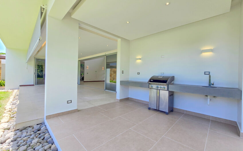 Valle del Sol Lindora Santa Ana! Casa contemporánea con piscina privada
