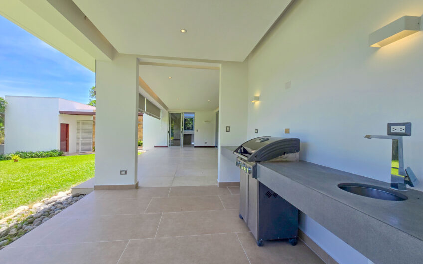 Valle del Sol Lindora Santa Ana! Casa contemporánea con piscina privada