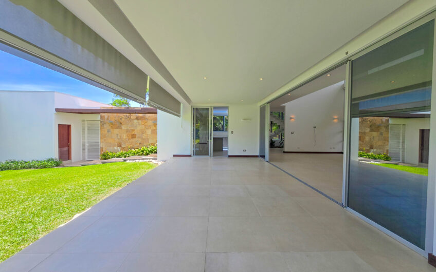 Valle del Sol Lindora Santa Ana! Casa contemporánea con piscina privada