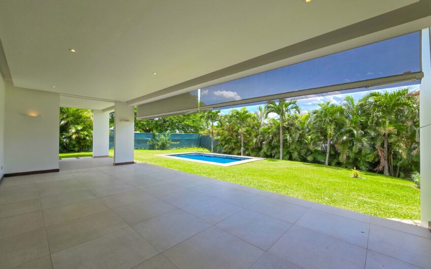 Valle del Sol Lindora Santa Ana! Casa contemporánea con piscina privada