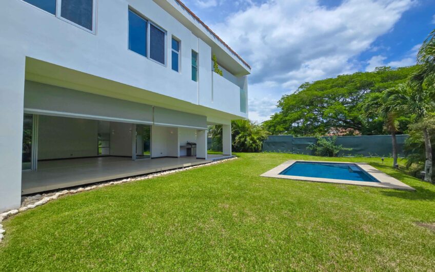 Valle del Sol Lindora Santa Ana! Casa contemporánea con piscina privada
