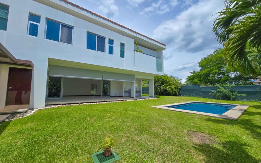 Valle del Sol Lindora Santa Ana! Casa contemporánea con piscina privada