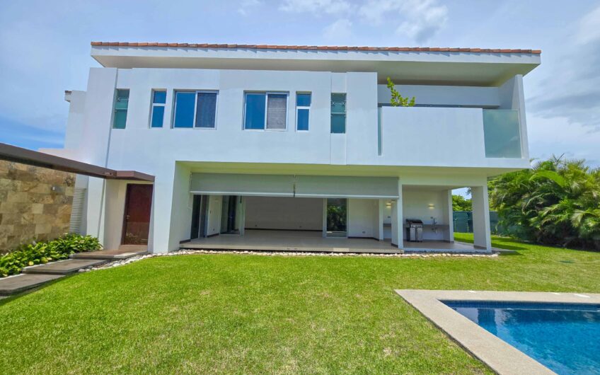 Valle del Sol Lindora Santa Ana! Casa contemporánea con piscina privada