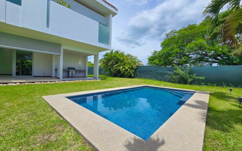 Valle del Sol Lindora Santa Ana! Casa contemporánea con piscina privada