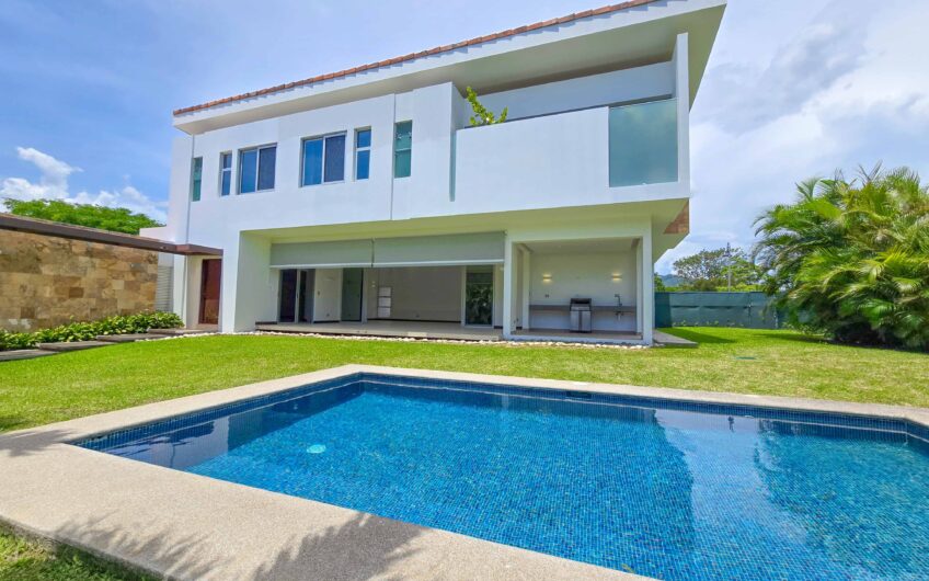 Valle del Sol Lindora Santa Ana! Casa contemporánea con piscina privada