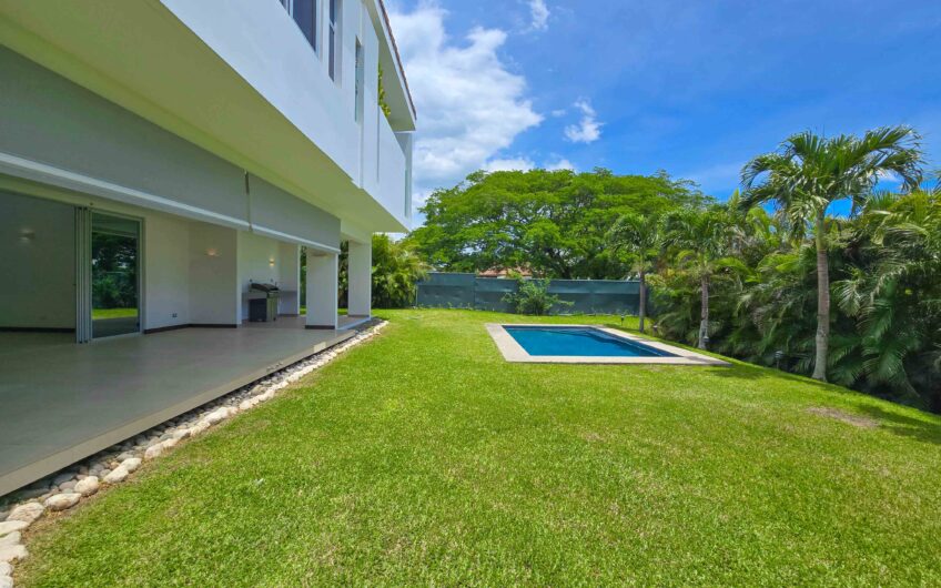 Valle del Sol Lindora Santa Ana! Casa contemporánea con piscina privada