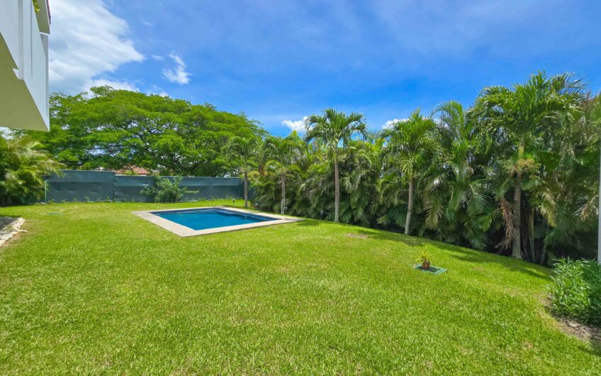 Valle del Sol Lindora Santa Ana! Casa contemporánea con piscina privada