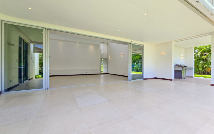 Valle del Sol Lindora Santa Ana! Casa contemporánea con piscina privada