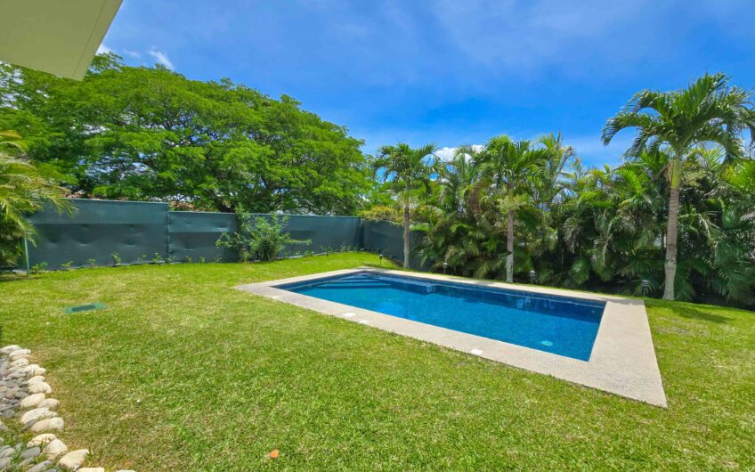 Valle del Sol Lindora Santa Ana! Casa contemporánea con piscina privada