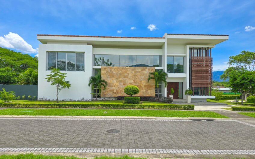 Valle del Sol Lindora Santa Ana! Casa contemporánea con piscina privada