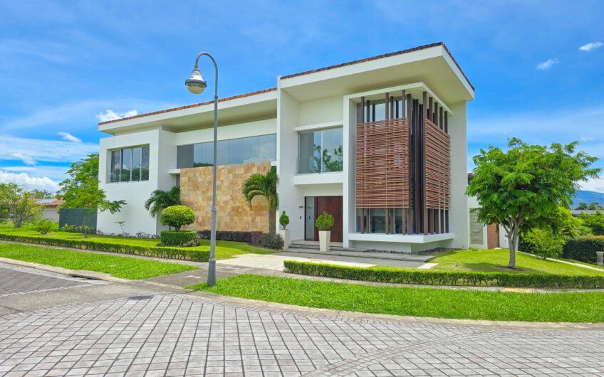 Valle del Sol Lindora Santa Ana! Casa contemporánea con piscina privada