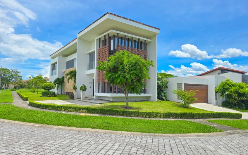 Valle del Sol Lindora Santa Ana! Casa contemporánea con piscina privada