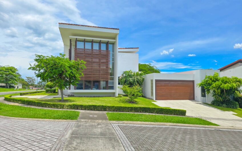 Valle del Sol Lindora Santa Ana! Casa contemporánea con piscina privada
