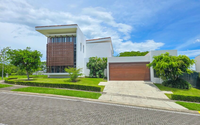 Valle del Sol Lindora Santa Ana! Casa contemporánea con piscina privada