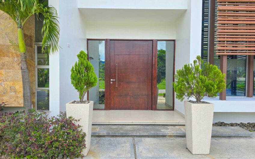 Valle del Sol Lindora Santa Ana! Casa contemporánea con piscina privada
