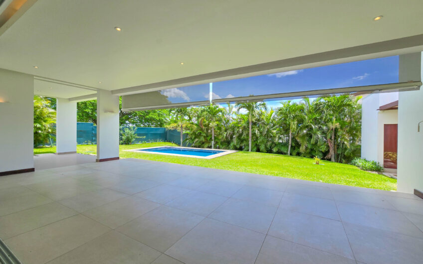 Valle del Sol Lindora Santa Ana! Casa contemporánea con piscina privada