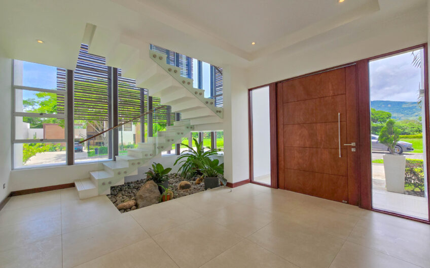 Valle del Sol Lindora Santa Ana! Casa contemporánea con piscina privada