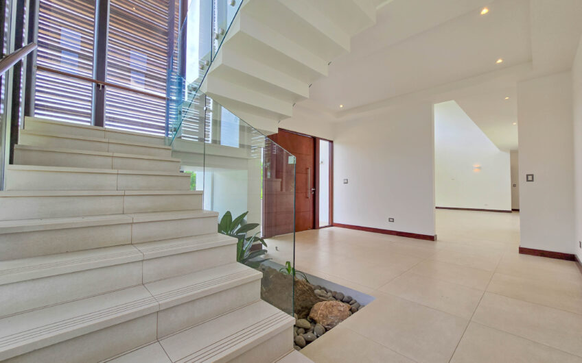 Valle del Sol Lindora Santa Ana! Casa contemporánea con piscina privada