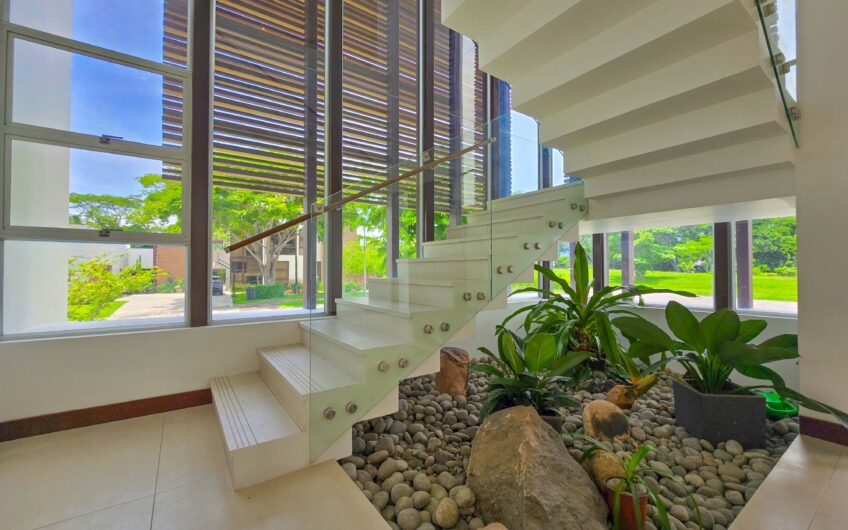 Valle del Sol Lindora Santa Ana! Casa contemporánea con piscina privada