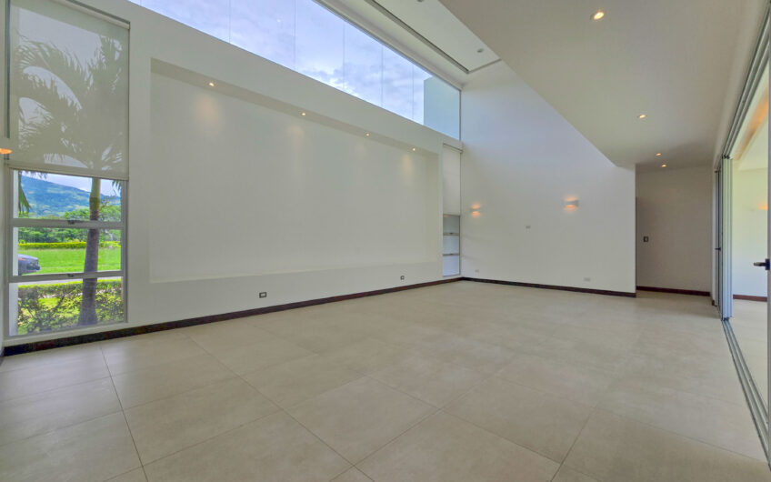 Valle del Sol Lindora Santa Ana! Casa contemporánea con piscina privada
