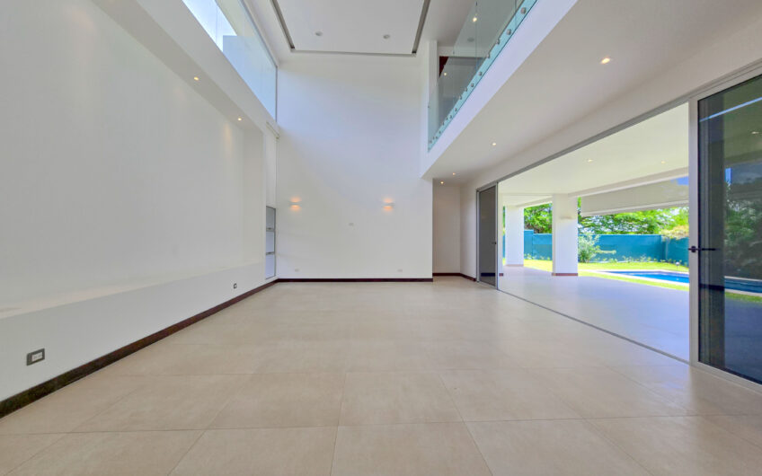 Valle del Sol Lindora Santa Ana! Casa contemporánea con piscina privada