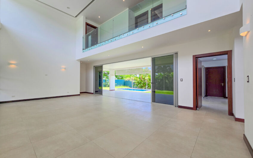 Valle del Sol Lindora Santa Ana! Casa contemporánea con piscina privada
