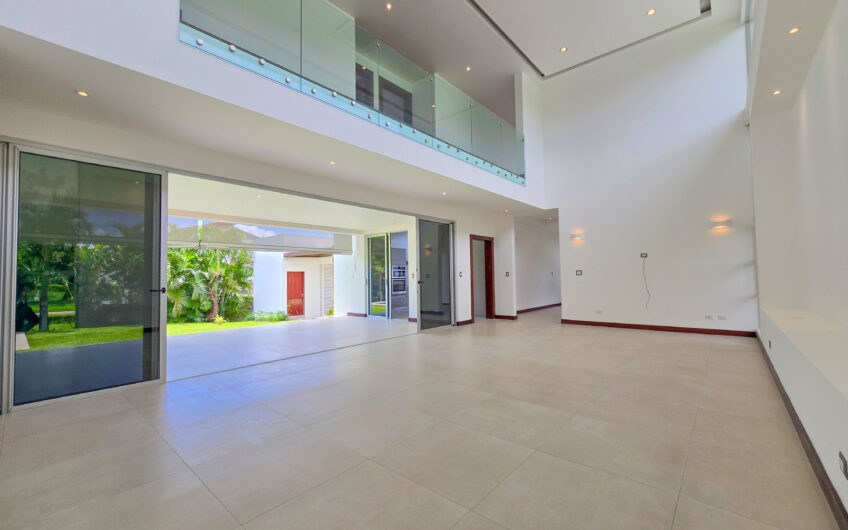Valle del Sol Lindora Santa Ana! Casa contemporánea con piscina privada