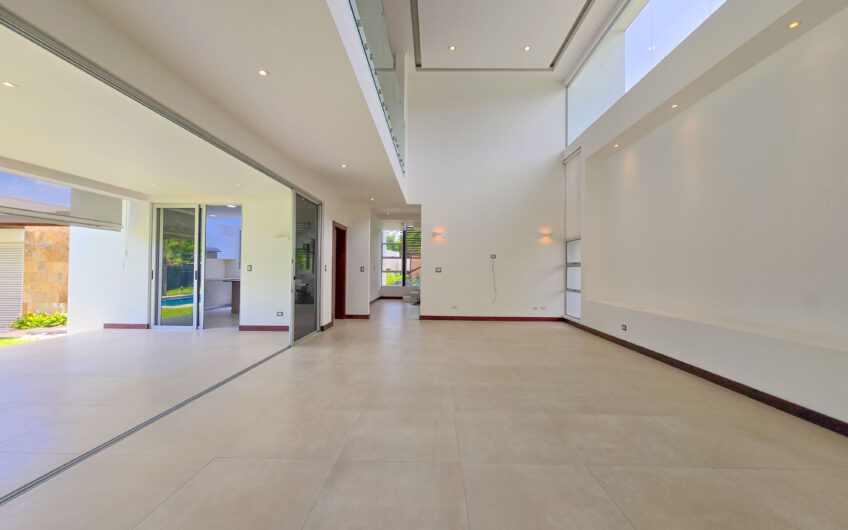 Valle del Sol Lindora Santa Ana! Casa contemporánea con piscina privada